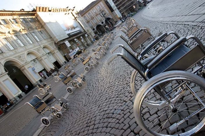 Carrozzine disabili davanti al palazzo della Regione Piemonte