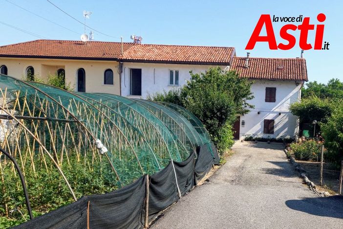 L'abitazione presa di mira dalle bombe carta