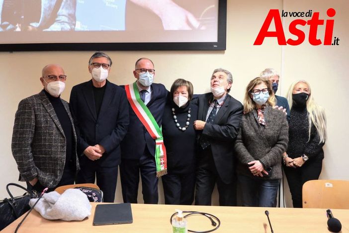 Alcuni momenti, ritratto in scatti di Merfephoto - Efrem Zanchettin, dell'attesa del risultato da parte di esponenti del volontariato astigiano riuniti nell'Aula Magna dell'Università di Asti