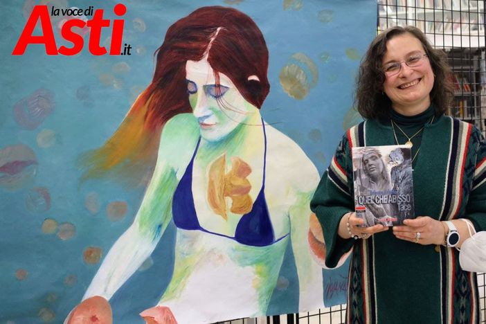 Maura Maffei con alle spalle l'opera realizzata da Rossana Turri (tutte le immagini presenti in questo articolo sono state scattate da Efrem Zanchettin - Merfephoto)