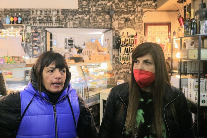 Due titolari di banchi mercatali in piazza Alfieri Due titolari di banchi mercatali in piazza Alfieri