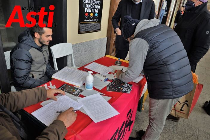 Due immagini, la seconda a fine articolo, della raccolta firme (ph. Efrem Zanchettin) Due immagini, la seconda a fine articolo, della raccolta firme (ph. Efrem Zanchettin)