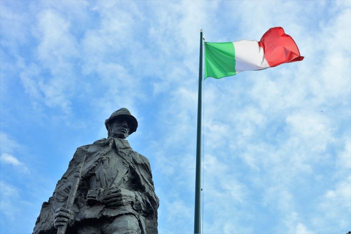 Un suggestivo scatto realizzato da Merfephoto - Efrem Zanchettin al monumento all'Alpino di piazza Libertà Un suggestivo scatto realizzato da Merfephoto - Efrem Zanchettin al monumento all'Alpino di piazza Libertà