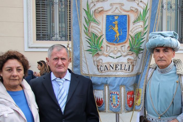 Giancarlo Benedetti (al centro nella foto), rettore del Comitato Palio di Canelli Giancarlo Benedetti (al centro nella foto), rettore del Comitato Palio di Canelli