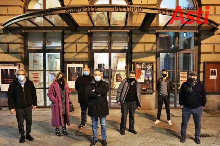 Un piccolo flash mob dei lavoratori del Teatro Alfieri con l'assessore alla Cultura Gianfranco Imerito