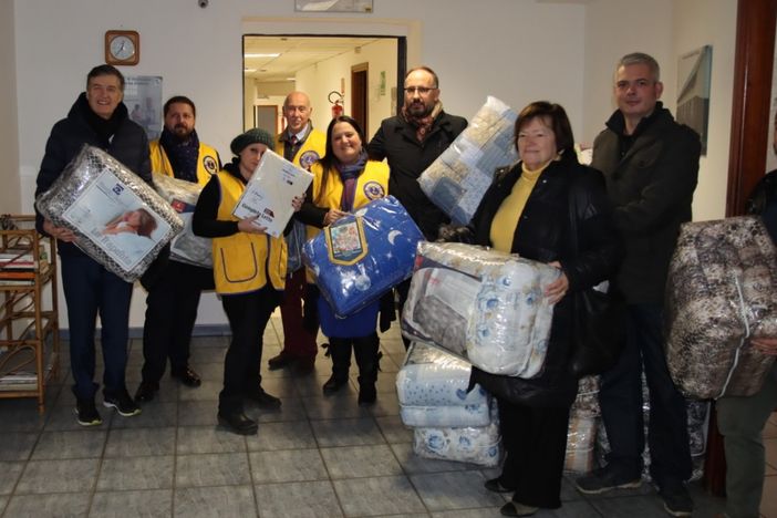 Il Lions Club storici, artisti, presepisti di Asti dona lenzuola e piumoni al dormitorio di Asti Il Lions Club storici, artisti, presepisti di Asti dona lenzuola e piumoni al dormitorio di Asti