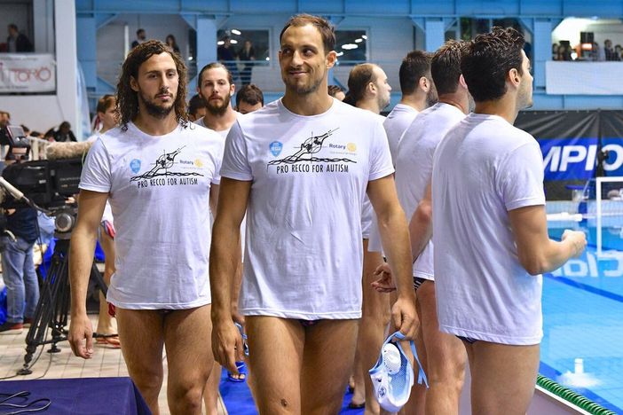 Tutti gli Atleti sono scesi a bordo piscina con la maglia ‘Pro Recco for Autism’ Tutti gli Atleti sono scesi a bordo piscina con la maglia ‘Pro Recco for Autism’