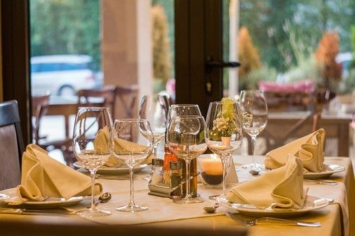 Giugno "rimanda" i clienti nei locali di Asti: dopo i dehors, da oggi ristoranti e bar possono lavorare al 100%