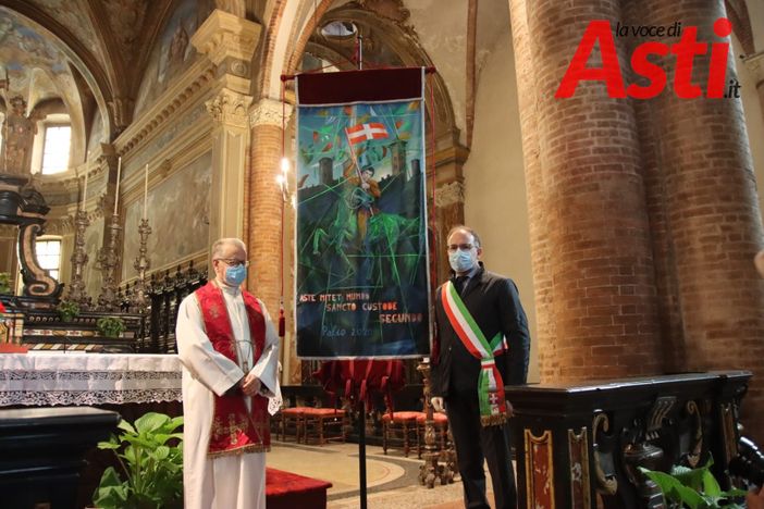 Don Giuseppe Gallo ritratto con il sindaco Rasero (ph. Merfephoto - Efrem Zanchettin)