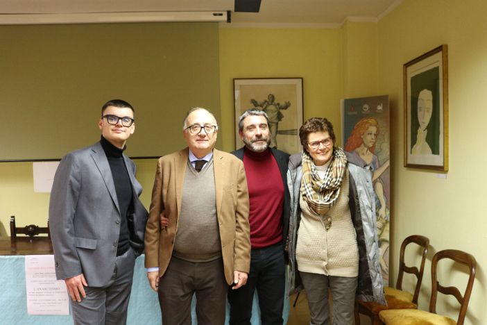 Da sinistra verso destra: Edoardo Scarrone, il giovane membro di Politeia già alunno del professore, il presidente di Politeia Maurizio Carcione, il professor Giorgio Barberis e l'Assessore alla Cultura Ausilia Quaglia