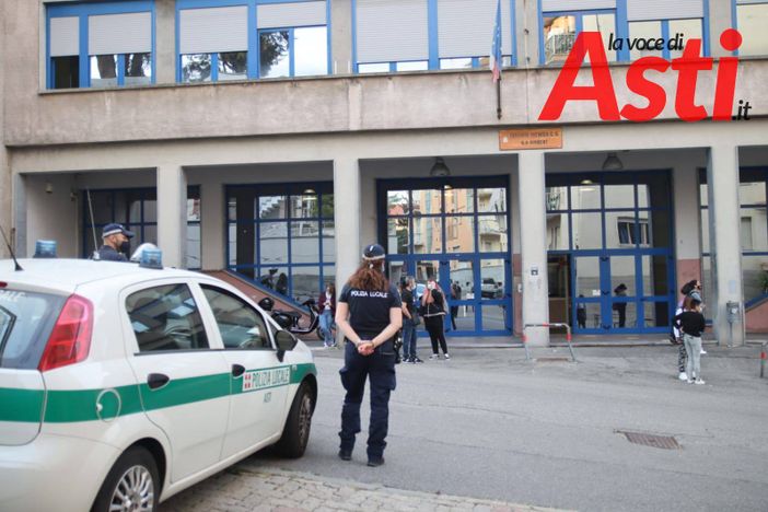 Polizia Municipale di fronte al Giobert in uno dei primi giorni di lezione del nuovo anno scolastico