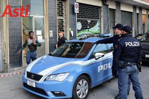 Una foto d'archivio dello sgombero della palazzina di Corso Volta (Efrem Zanchettin) Una foto d'archivio dello sgombero della palazzina di Corso Volta (Efrem Zanchettin)