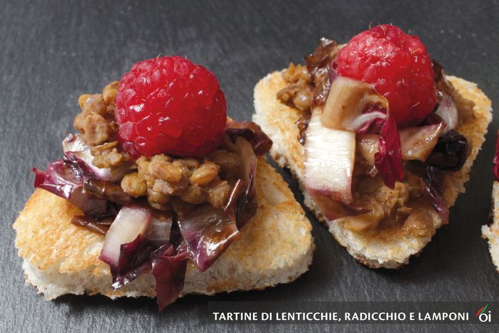I mercoledì Veg di Ortofruit: oggi prepariamo le tartine di lenticchie, radicchio e lamponi