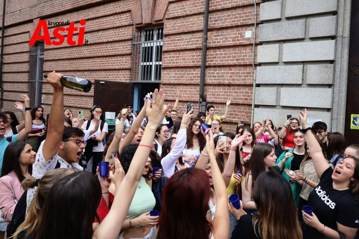 I festeggiamenti per l'ultimo giorno di scuola in alcuni istituti cittadini (foto di Efrem Zanchettin)