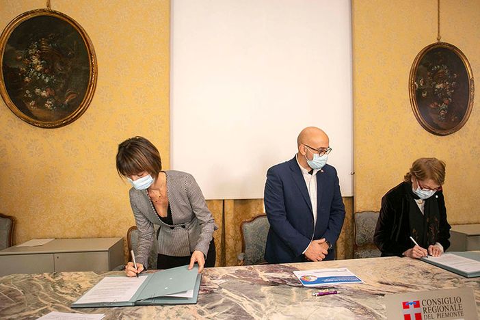 Il momento della firma del protocollo d'intesa Il momento della firma del protocollo d'intesa