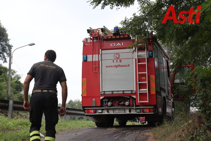 Densa nuvola di fumo zona corso Venezia? Niente paura... il treno storico di passaggio verso Canelli ha innescato alcune scintille, incendiando sterpaglie