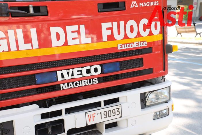Dà fuoco al portico della sua casa, il pronto intervento dei pompieri scongiura il peggio Dà fuoco al portico della sua casa, il pronto intervento dei pompieri scongiura il peggio