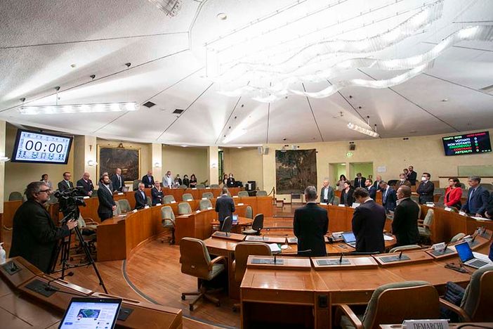 “Morti sul lavoro, le norme ci sono: vanno rispettate”. Il consiglio regionale del Piemonte ricorda le 64 vittime sul lavoro