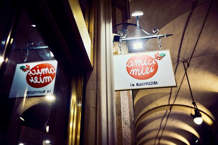 Amici Miei cambia pelle: tutto cambia, salvo la pizza