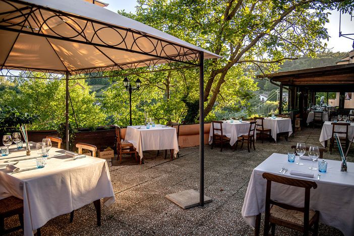 Nelle immagini l'area all'aperto del locale, alcuni dei piatti proposti dal ristorante e un bel panorama di Montabone
