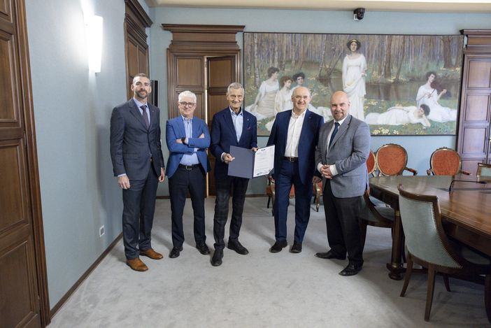 La consegna della certificazione ai vertici dell'Istituto di credito astigiano