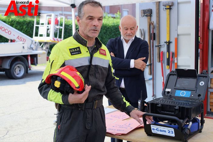 Luciano Bandoli con il presidente della Fondazione CrAsti durante una donazione