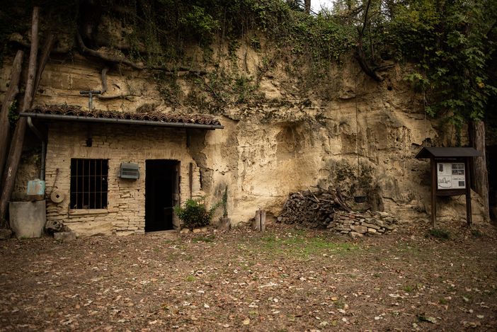 Passeggiata nell'Astigiano: escursione guidata alle case-grotta di Mombarone