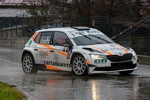 Immagine d'archivio di un'auto impegnata in un evento rallistico