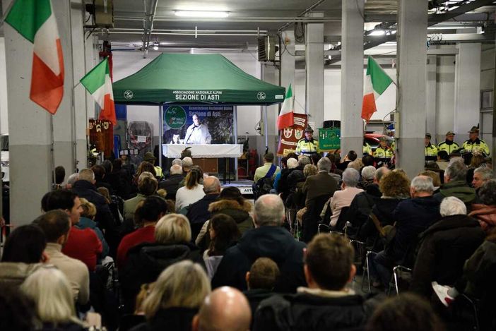 Il salone della caserma dei Vigili del Fuoco di Asti addobbato per l’occasione Il salone della caserma dei Vigili del Fuoco di Asti addobbato per l’occasione