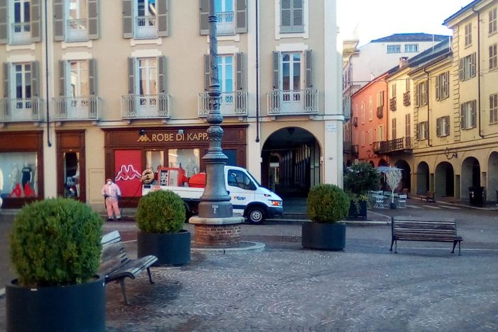 Intervento di Asp per la pulizia straordinaria del centro cittadino, tra piazza San Secondo e Statuto Intervento di Asp per la pulizia straordinaria del centro cittadino, tra piazza San Secondo e Statuto