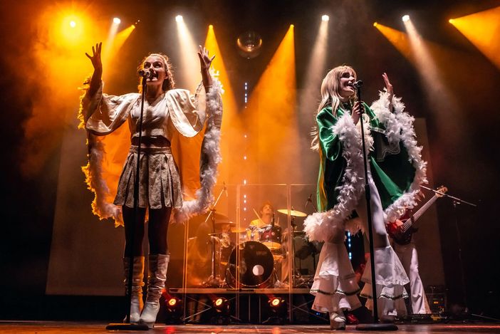 Oggi a Moncalvo i fasti degli Abba con lo spettacolo ABBAdream