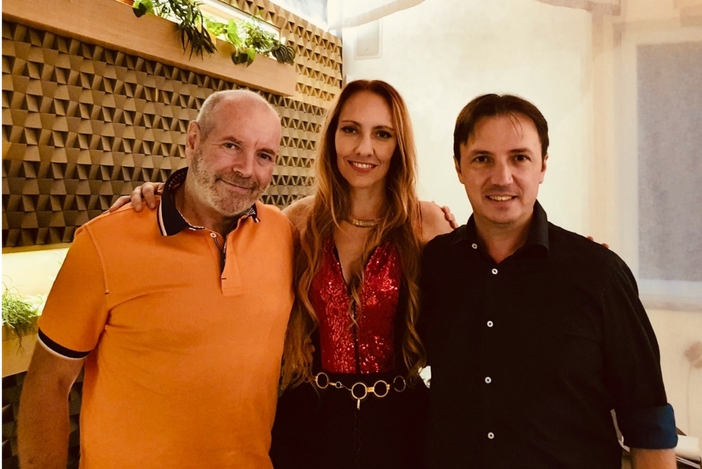 Samantha Panza ritratta con lo stuntman Walter Siccardi (a sinistra) e con il responsabile del documentario Fabrizio Di Salvo