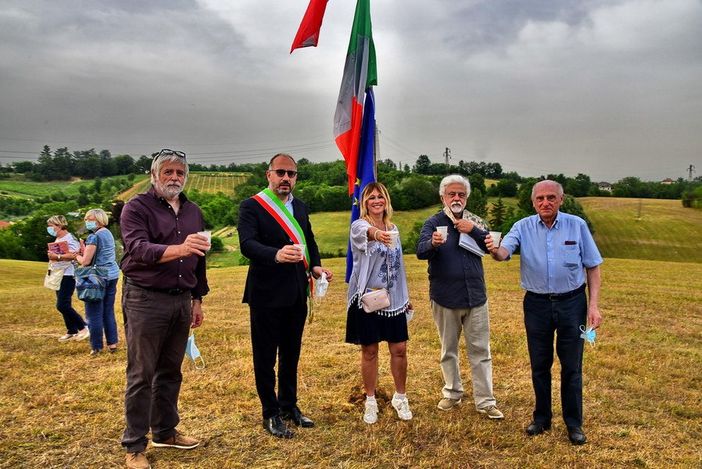 Nella foto d'archivio, scattata al Bosco degli Astigiani e risalente al novembre scorso, figurano da sinistra a destra: Renato Parisio, il sindaco Rasero, l'assessore Bologna, Sergio Miravalle e Piercarlo Grimaldi Nella foto d'archivio, scattata al Bosco degli Astigiani e risalente al novembre scorso, figurano da sinistra a destra: Renato Parisio, il sindaco Rasero, l'assessore Bologna, Sergio Miravalle e Piercarlo Grimaldi