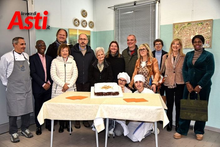 La maxi torta del Papa arriva alla mensa sociale di via Genova