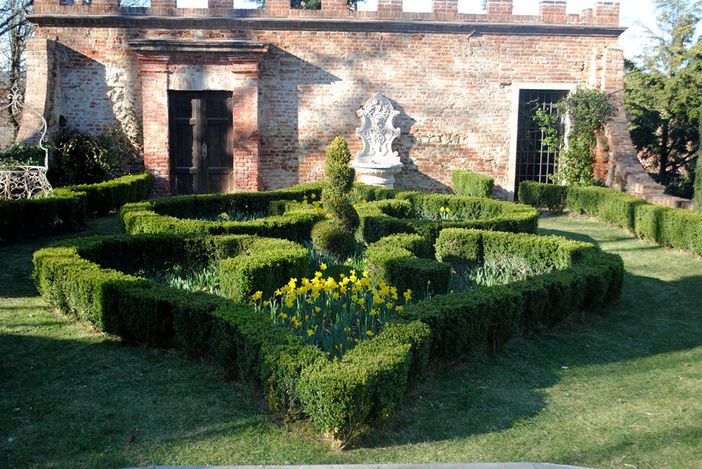 Il castello di Piea Il castello di Piea