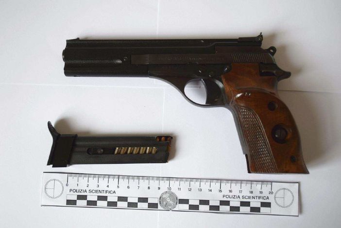 La pistola, rubata nei mesi scorsi, e il coltello sequestrati al sedicenne