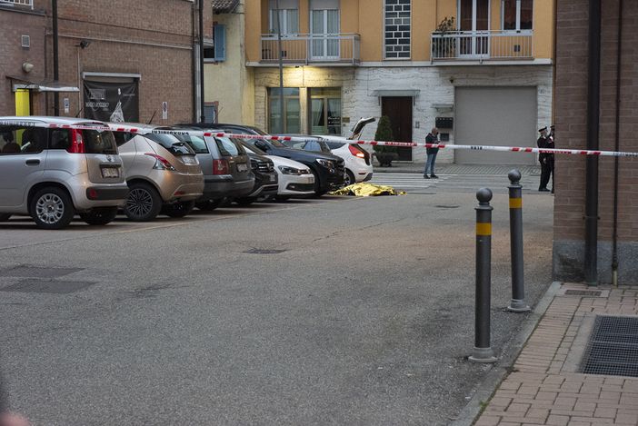 I rilievi dei carabinieri subito dopo la rapina. Sotto il telo, il corpo senza vita di uno dei rapinatori I rilievi dei carabinieri subito dopo la rapina. Sotto il telo, il corpo senza vita di uno dei rapinatori