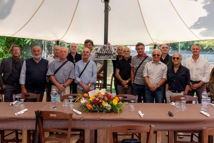 Foto di gruppo per gli ex allievi