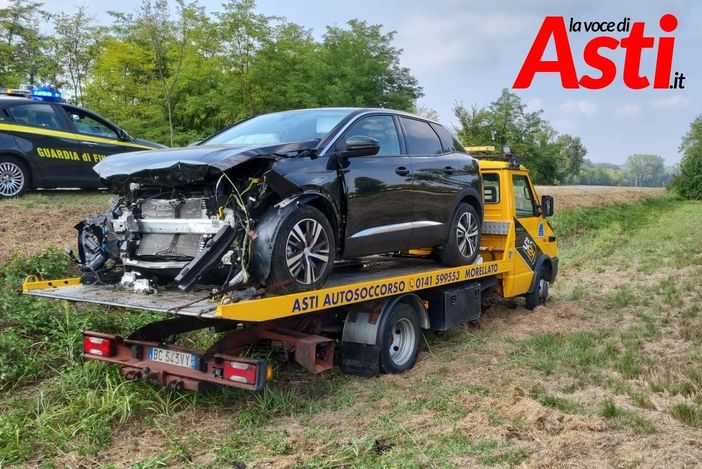 Montiglio: auto esce di strada e si schianta contro un plinto in cemento