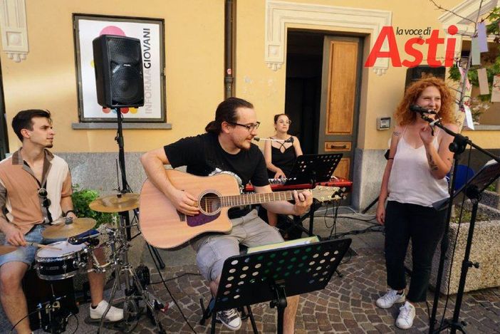 Continuano gli 'Aperitivi in musica' all'Informagiovani di Asti, tre giornate di incontro dedicate ai giovani dai 15 ai 35 anni