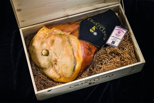 Vi presentiamo il prosciutto Crudo di Cuneo DOP: eccellenza piemontese che unisce gusto, qualità e artigianalità. Vi presentiamo il prosciutto Crudo di Cuneo DOP: eccellenza piemontese che unisce gusto, qualità e artigianalità.