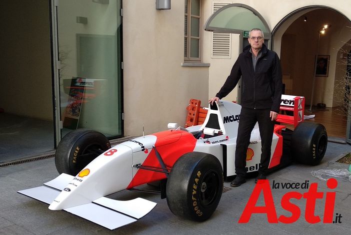 L'architetto Piergiorgio Pascolati, curatore dell'allestimento, con una delle auto guidate da Senna