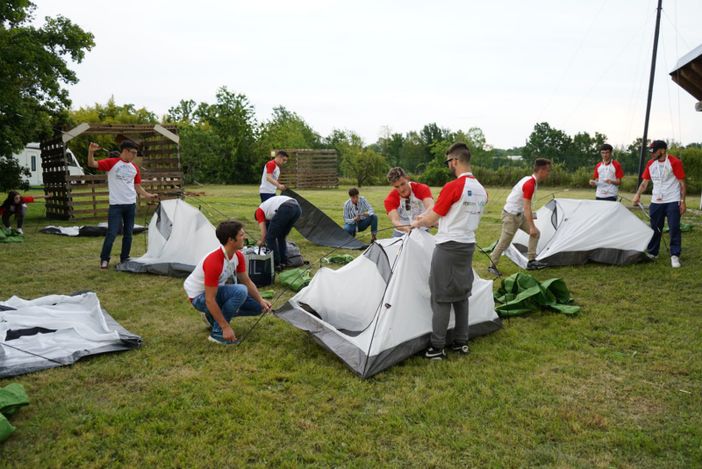 I ragazzi alla presa con la preparazione del campo