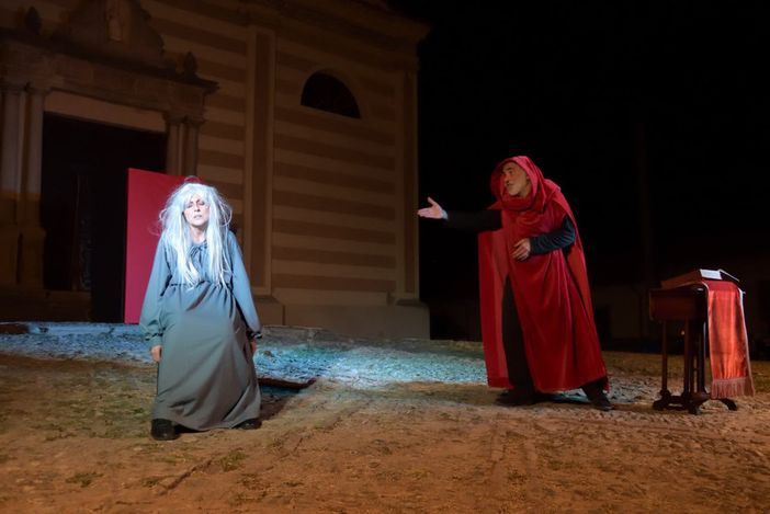 Un momento dello spettacolo “Streghe. Una storia di terrore, violenza e potere a Spigno” Un momento dello spettacolo “Streghe. Una storia di terrore, violenza e potere a Spigno”