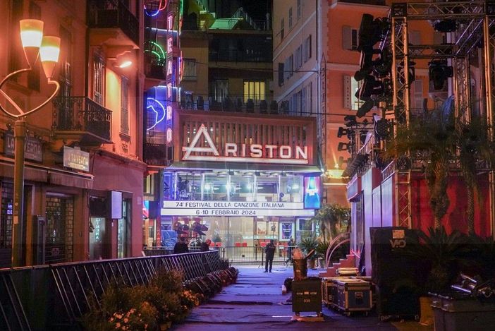 Nella galleria fotografica di Sanremonews alcune immagini della città che si prepara al Festival e il green carpet di ieri sera