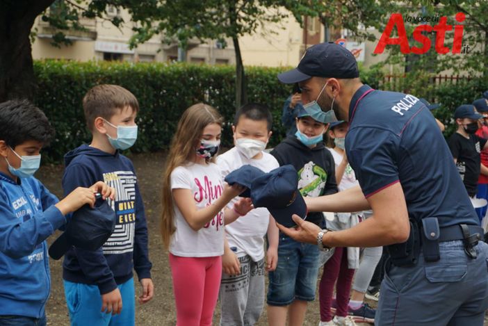 Gianluca Vesce con i bimbi della Galileo Ferraris (galleria fotografica di MerfePhoto) Gianluca Vesce con i bimbi della Galileo Ferraris (galleria fotografica di MerfePhoto)