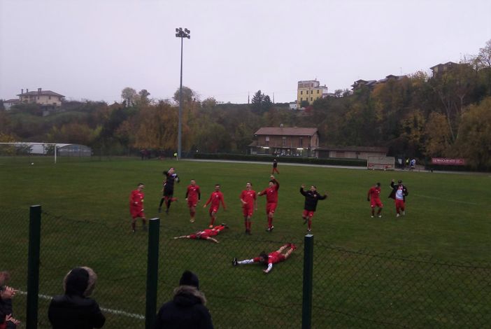 Un momento del match tra il Moncalvo e il Castelletto Un momento del match tra il Moncalvo e il Castelletto