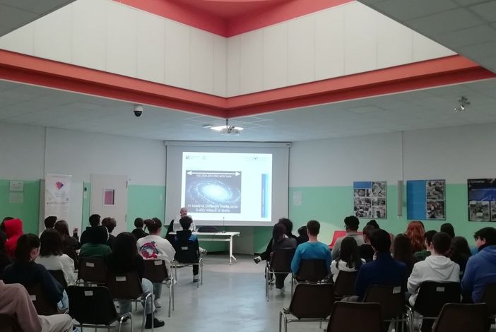 Gli studenti del Pellati nel corso della conferenza cui hanno partecipato