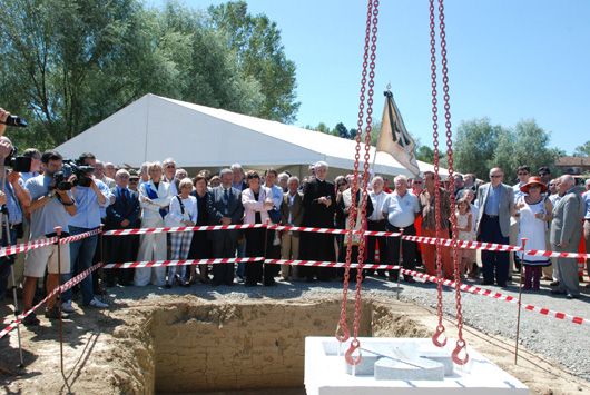 Foto d'archivio che documenta la cerimonia indetta all'epoca in occasione dell'apertura del tormentato cantiere Foto d'archivio che documenta la cerimonia indetta all'epoca in occasione dell'apertura del tormentato cantiere