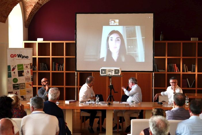Al castello di Barolo presentata la nuova guida di Go Wine in inglese dedicata al Piemonte del vino Al castello di Barolo presentata la nuova guida di Go Wine in inglese dedicata al Piemonte del vino